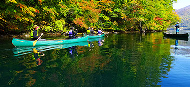 十和田湖の岸沿いをカナディアンカヌーで進む